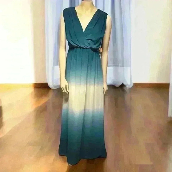 Dresses & Skirts - Alythea maxi ombre dress size S